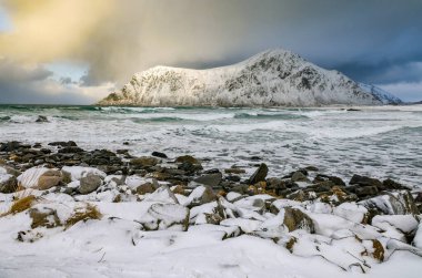 Lofoten Takımadaları, Norveç, Avrupa 'daki Flakstad plajının manzaralı soğuk kış manzarası