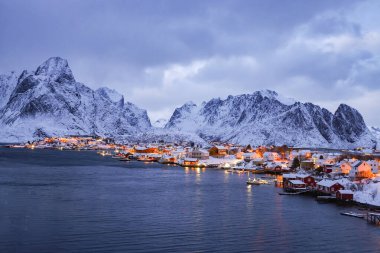 Reine Lofoten Adaları Norveç 'te kış akşamı