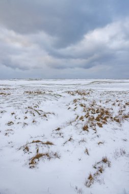 Lofoten Takımadaları, Norveç, Avrupa 'daki Flakstad plajının manzaralı soğuk kış manzarası