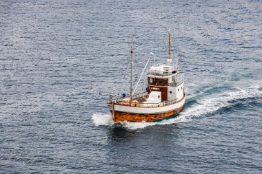 Lofoten Adaları, Norveç, Avrupa 'daki Hamnoy balıkçı köyü yakınlarında bir balıkçı teknesi.