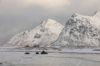 Lofoten Takımadaları, Norveç, Avrupa 'daki Flakstad plajının manzaralı soğuk kış manzarası