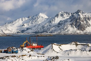 Kış inşaat işleri, kış işçileri. İnşaat alanında ağır ekipman araçları