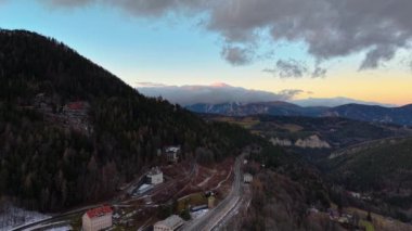 Semmering demiryolunun Aralık ayı başında Avusturya, Avrupa 'daki insansız hava aracı görüntüleri. Önceki 20 şilinlik banknotun manzarası.