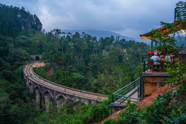 Dokuz Arches Demodara Köprüsü ya da gökyüzündeki köprü Sri Lanka 'daki ikonik köprülerden biridir. Dokuz kemer köprüsü Ella şehrine yakın Demodara 'da yer almaktadır..
