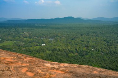 Dambulla yakınlarındaki Pidurangala Kayası ve Sri Lanka, Asya 'daki Sigirya Kayası' ndan manzara