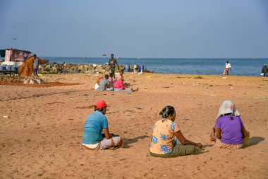 Negombo sahilinde balıkçı tekneleri ve balıkçılar. Negombo, Sri Lanka 'nın batı kıyısında büyük bir şehirdir..