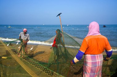 Sabahın erken saatlerinden itibaren Negombo sahilinde, Sri Lanka, Asya 'da balıkçılar iş başında.