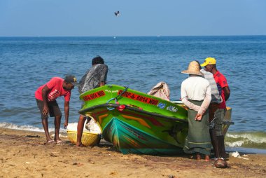 Sabahın erken saatlerinden itibaren Negombo sahilinde, Sri Lanka, Asya 'da balıkçılar iş başında.