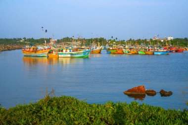 Beruwala limanında gün batımında balıkçı gemileri, Sri Lanka, Asya