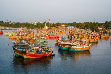 Beruwala limanında gün batımında balıkçı gemileri, Sri Lanka, Asya