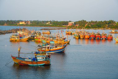 Beruwala limanında gün batımında balıkçı gemileri, Sri Lanka, Asya