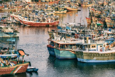 Beruwala limanında gün batımında balıkçı gemileri, Sri Lanka, Asya