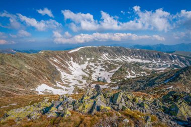 Retezat Dağları, Romanya ve Avrupa 'da bahar gün batımı manzarası