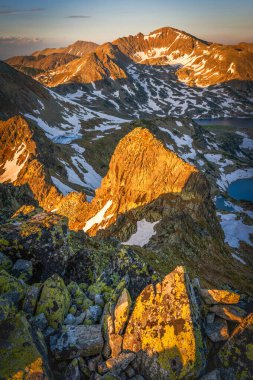 Retezat Dağları, Romanya ve Avrupa 'da bahar gün batımı manzarası