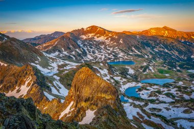 Retezat Dağları, Romanya ve Avrupa 'da bahar gün batımı manzarası