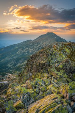 Retezat Dağları, Romanya ve Avrupa 'da bahar gün batımı manzarası