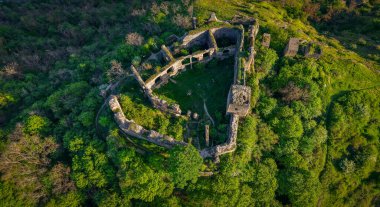 Soimos Kalesi 'nin insansız hava aracı manzarası 1278' de, Arad ilçesi, Romanya ve Avrupa 'da inşa edildi.