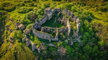 Soimos Kalesi 'nin insansız hava aracı manzarası 1278' de, Arad ilçesi, Romanya ve Avrupa 'da inşa edildi.