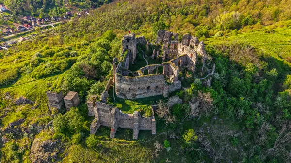 Soimos Kalesi 'nin insansız hava aracı manzarası 1278' de, Arad ilçesi, Romanya ve Avrupa 'da inşa edildi.