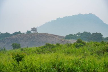 Habarana, Sri Lanka, Asya 'daki Hurulu Eco Park' ın manzaralı yağmurlu manzarası