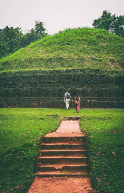 Ramakele Stupa, Sigiriya, Sri Lanka 'daki Ramakele Mahanaga Pabbatha Viharaya' ya ait anıt. Stupanın I. Kashapa (MS 477-495) veya I. Mugalan (MS 495-512) tarafından inşa edildiğine inanılır.).