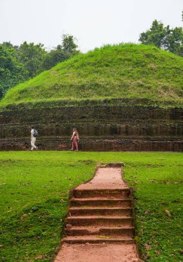 Ramakele Stupa, Sigiriya, Sri Lanka 'daki Ramakele Mahanaga Pabbatha Viharaya' ya ait anıt. Stupanın I. Kashapa (MS 477-495) veya I. Mugalan (MS 495-512) tarafından inşa edildiğine inanılır.).