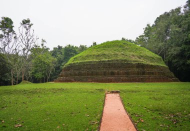 Ramakele Stupa, Sigiriya, Sri Lanka 'daki Ramakele Mahanaga Pabbatha Viharaya' ya ait anıt. Stupanın I. Kashapa (MS 477-495) veya I. Mugalan (MS 495-512) tarafından inşa edildiğine inanılır.).
