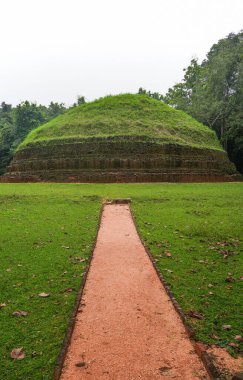 Ramakele Stupa, Sigiriya, Sri Lanka 'daki Ramakele Mahanaga Pabbatha Viharaya' ya ait anıt. Stupanın I. Kashapa (MS 477-495) veya I. Mugalan (MS 495-512) tarafından inşa edildiğine inanılır.).