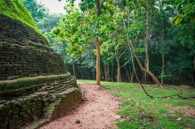 Ramakele Stupa, Sigiriya, Sri Lanka 'daki Ramakele Mahanaga Pabbatha Viharaya' ya ait anıt. Stupanın I. Kashapa (MS 477-495) veya I. Mugalan (MS 495-512) tarafından inşa edildiğine inanılır.).