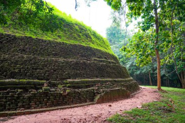 Ramakele Stupa, Sigiriya, Sri Lanka 'daki Ramakele Mahanaga Pabbatha Viharaya' ya ait anıt. Stupanın I. Kashapa (MS 477-495) veya I. Mugalan (MS 495-512) tarafından inşa edildiğine inanılır.).
