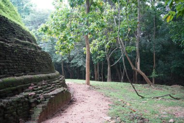 Ramakele Stupa, Sigiriya, Sri Lanka 'daki Ramakele Mahanaga Pabbatha Viharaya' ya ait anıt. Stupanın I. Kashapa (MS 477-495) veya I. Mugalan (MS 495-512) tarafından inşa edildiğine inanılır.).