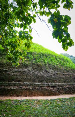 Ramakele Stupa, Sigiriya, Sri Lanka 'daki Ramakele Mahanaga Pabbatha Viharaya' ya ait anıt. Stupanın I. Kashapa (MS 477-495) veya I. Mugalan (MS 495-512) tarafından inşa edildiğine inanılır.).