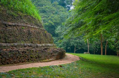Ramakele Stupa, Sigiriya, Sri Lanka 'daki Ramakele Mahanaga Pabbatha Viharaya' ya ait anıt. Stupanın I. Kashapa (MS 477-495) veya I. Mugalan (MS 495-512) tarafından inşa edildiğine inanılır.).