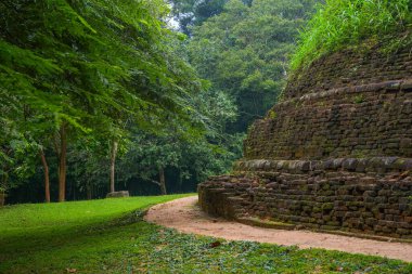 Ramakele Stupa, Sigiriya, Sri Lanka 'daki Ramakele Mahanaga Pabbatha Viharaya' ya ait anıt. Stupanın I. Kashapa (MS 477-495) veya I. Mugalan (MS 495-512) tarafından inşa edildiğine inanılır.).