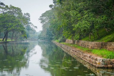 Sri Lanka, Asya 'daki Sigirya Kaya Kalesi etrafındaki su birikintileri ve kanallar