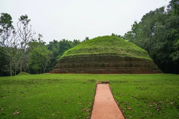Ramakele Stupa, Sigiriya, Sri Lanka 'daki Ramakele Mahanaga Pabbatha Viharaya' ya ait anıt. Stupanın I. Kashapa (MS 477-495) veya I. Mugalan (MS 495-512) tarafından inşa edildiğine inanılır.).