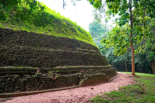 Ramakele Stupa, Sigiriya, Sri Lanka 'daki Ramakele Mahanaga Pabbatha Viharaya' ya ait anıt. Stupanın I. Kashapa (MS 477-495) veya I. Mugalan (MS 495-512) tarafından inşa edildiğine inanılır.).