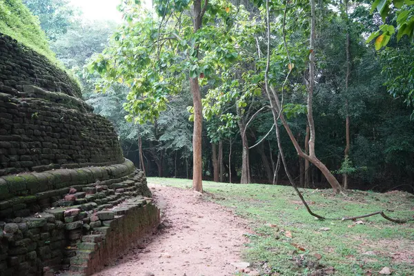 Ramakele Stupa, Sigiriya, Sri Lanka 'daki Ramakele Mahanaga Pabbatha Viharaya' ya ait anıt. Stupanın I. Kashapa (MS 477-495) veya I. Mugalan (MS 495-512) tarafından inşa edildiğine inanılır.).