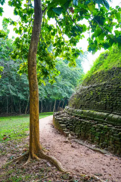 Ramakele Stupa, Sigiriya, Sri Lanka 'daki Ramakele Mahanaga Pabbatha Viharaya' ya ait anıt. Stupanın I. Kashapa (MS 477-495) veya I. Mugalan (MS 495-512) tarafından inşa edildiğine inanılır.).