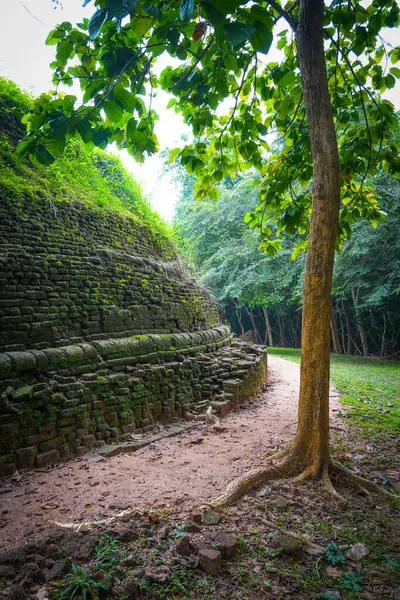 Ramakele Stupa, Sigiriya, Sri Lanka 'daki Ramakele Mahanaga Pabbatha Viharaya' ya ait anıt. Stupanın I. Kashapa (MS 477-495) veya I. Mugalan (MS 495-512) tarafından inşa edildiğine inanılır.).