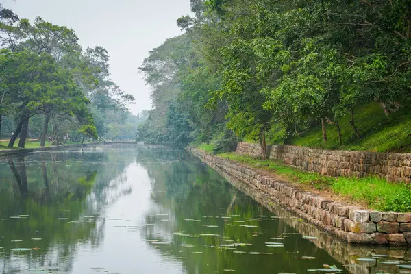Sri Lanka, Asya 'daki Sigirya Kaya Kalesi etrafındaki su birikintileri ve kanallar