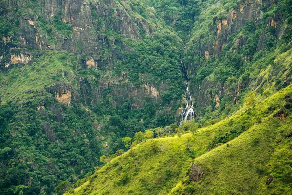 Ravana Şelaleleri Asya 'nın Sri Lanka şehrinde popüler bir turistik merkezdir.