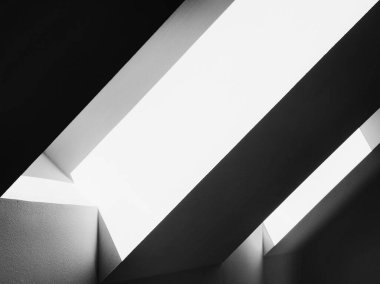 Bir dairenin Velux penceresinden geçen ışığın soyut görüntüsü