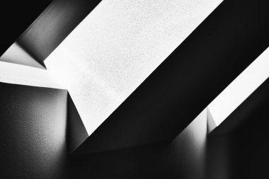 Bir dairenin Velux penceresinden geçen ışığın soyut görüntüsü