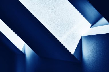 Bir dairenin Velux penceresinden geçen ışığın soyut görüntüsü