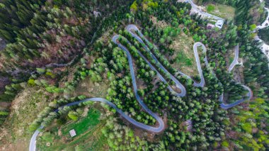 Julian Alplerinin insansız hava aracı manzaralı yaz manzarası, Avrupa