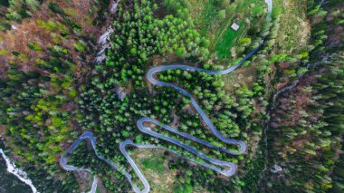 Julian Alplerinin insansız hava aracı manzaralı yaz manzarası, Avrupa