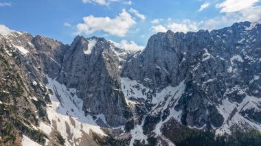 Julian Alplerinin insansız hava aracı manzaralı yaz manzarası, Avrupa