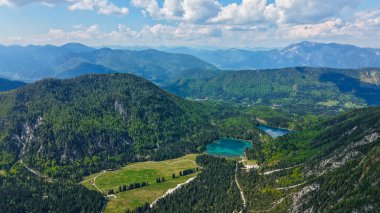 Julian Alplerinin insansız hava aracı manzaralı yaz manzarası, Avrupa