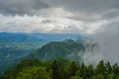 Sri Lanka 'nın ilk çok dinli merkezi olan Ambuluwawa Kulesi Kandy ve Gampola, Sri Lanka, Asya yakınlarındaki ıssız bir dağın tepesine inşa edilmiştir.